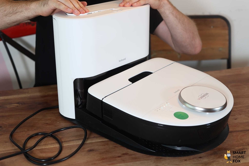 Das überschüssige Kabel der Vorwerk Kobold RB7 Station wird aufgewickelt.
